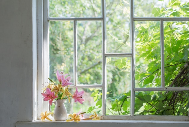 Flores de verano en el alféizar de la ventana