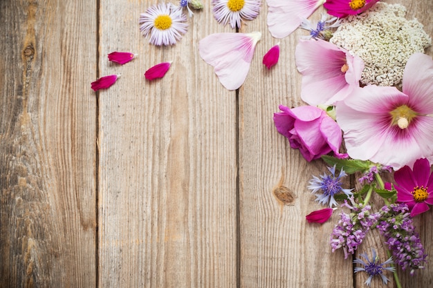 Flores de verano en madera vieja