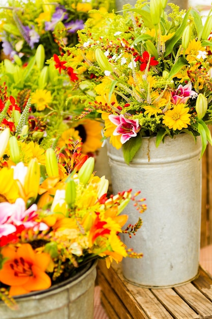 Flores de verano en el mercado de agricultores local.