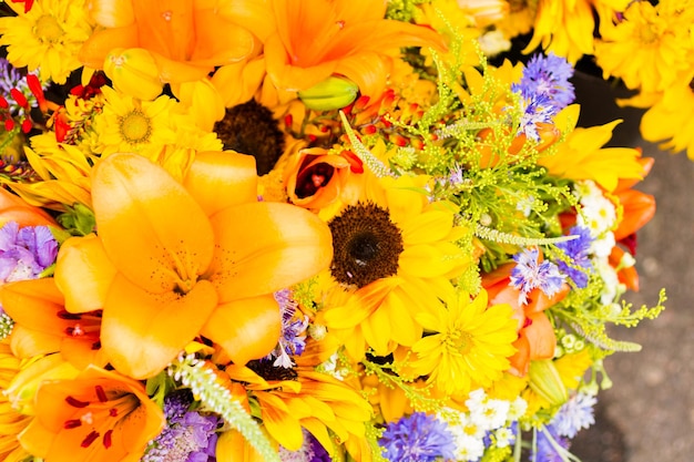 Flores de verano en el mercado de agricultores local.