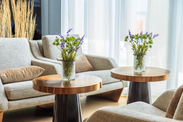 Flores verdes e flores roxas em vaso na mesa na sala de estar