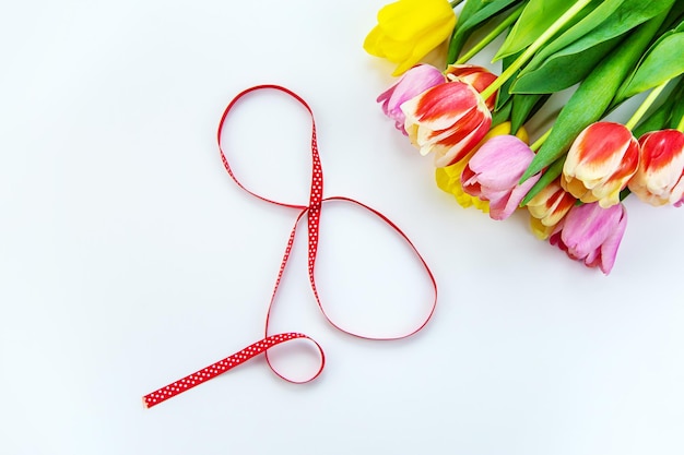 Floresce tulipas em um fundo branco Foco seletivo