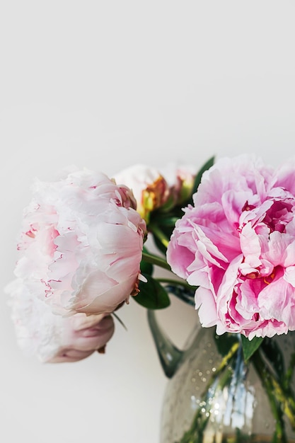 Florescendo buquê de flores de peônia rosa branca fofa em fundo bege pastel mínimo elegante Composição floral criativa Papel de parede de botânica impressionante ou cartão de saudação vívido