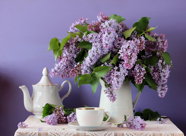 Florescendo roxo lilás em um jarro