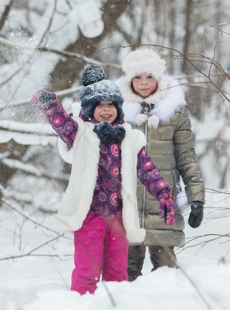 Floresta de inverno duas meninas brincando com neve