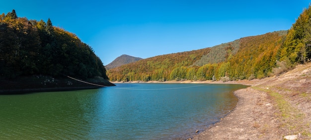 Floresta de Irati ou selva no outono, vista panorâmica do belo reservatório de Irabia. Ochagavia, norte de Navarra na Espanha