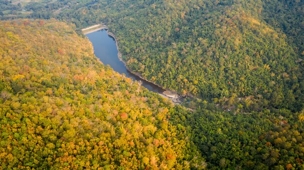 Floresta tropical em cores de outono e vista aérea da estação represa natural