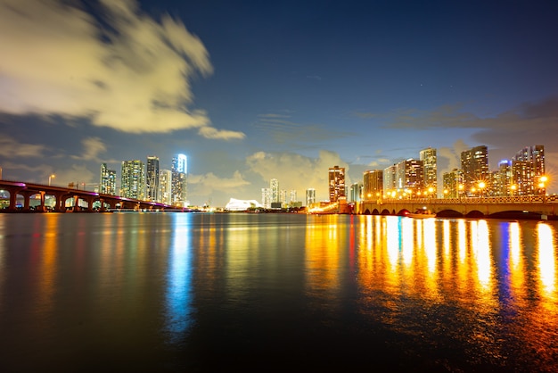 Florida Miami Nacht Skyline der Stadt USA Downtown Wolkenkratzer Landschaft