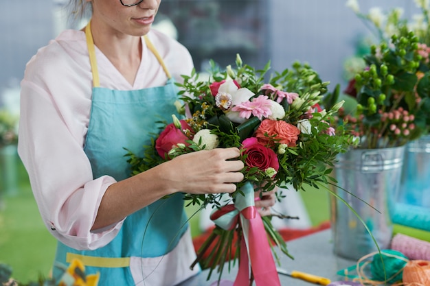 Florist arrangiert Rosenstrauß