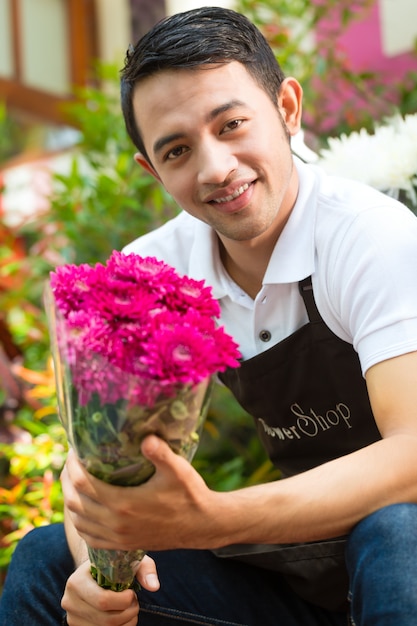 Florist, der einen Blumenstrauß hält