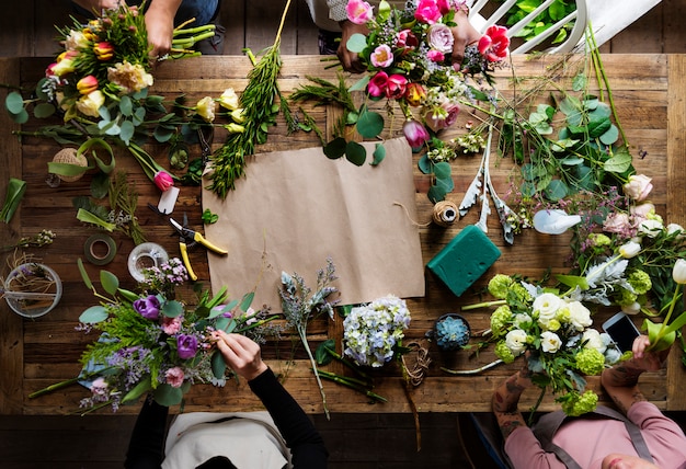 Foto florist, der frische blumen-blumenstrauß-anordnung macht