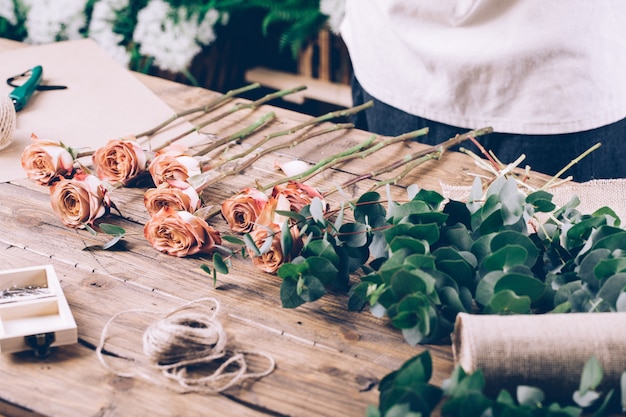 Foto florist, der im modernen blumenladen arbeitet