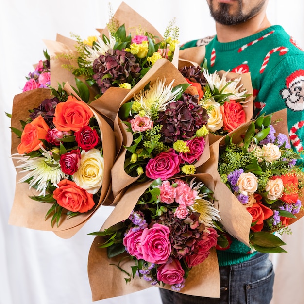 Florist, der schöne Blumensträuße hält