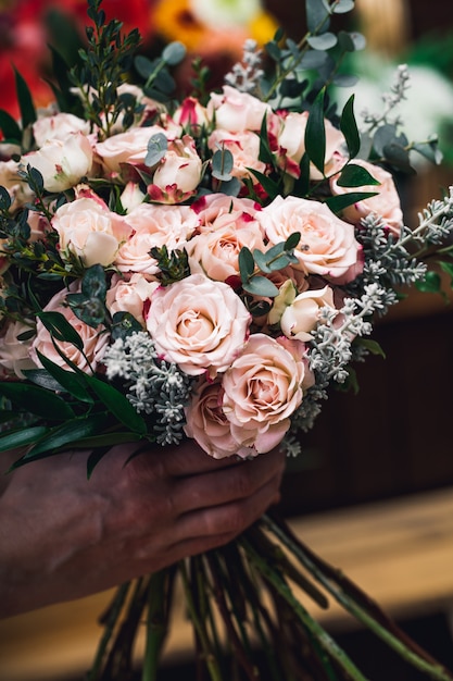 Florist, der schönen Blumenstrauß macht