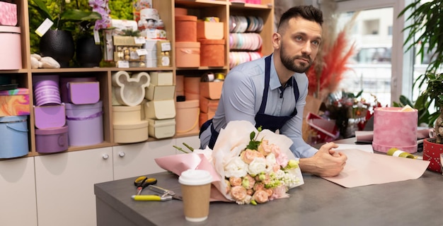 Florist, der sich in einem Blumenladen auf die Feiertage des internationalen Frauentages und des Valentinstags vorbereitet