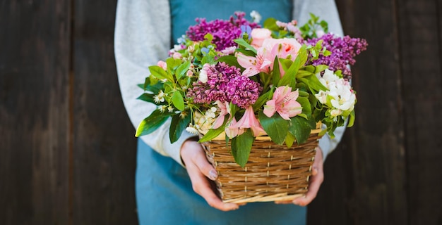 Florist hat ein Blumenarrangement gemacht