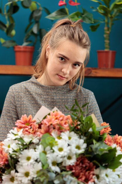 Florist macht einen Strauß aus bunten Chrysanthemen.