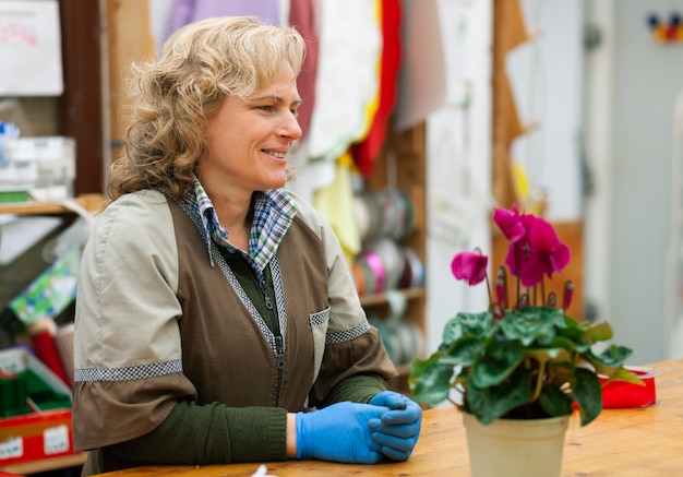 Florist mit Berufskleidung in einem Geschäft