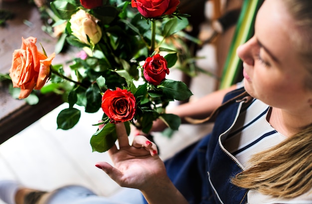 Florist mit einem Rosenstrauß