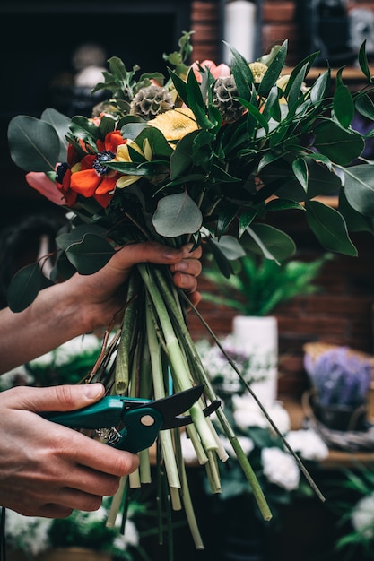 Florist schneidet einen Blumenstrauß