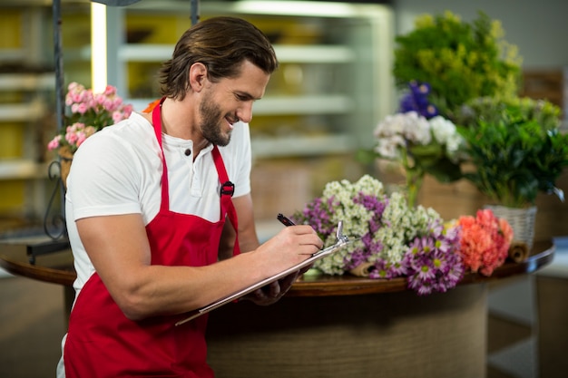 Florist schreibt in die Zwischenablage