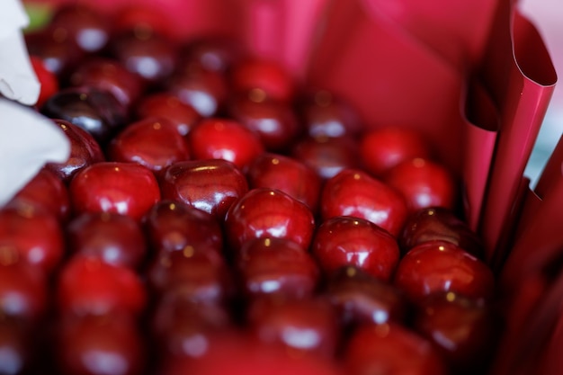 El florista de alimentos recolectó un ramo comestible de flores y bayas de cerezas.