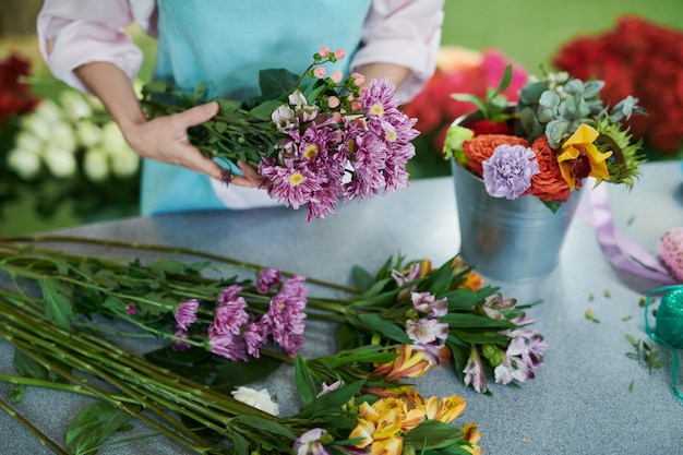 Florista arranjar flores Closeup