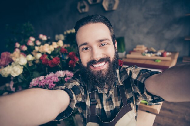 florista barbudo trabalhando em sua floricultura