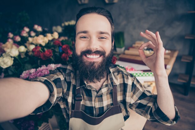 florista barbudo trabalhando em sua floricultura