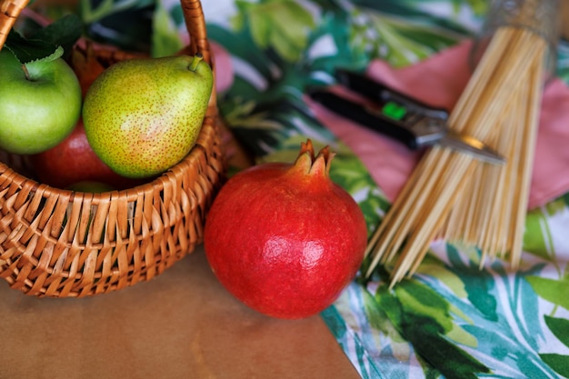 Florista de comida de natureza morta com ferramentas e materiais de frutas