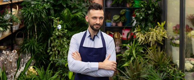 Florista de empresária no fundo de sua loja.