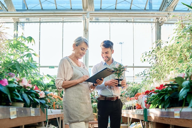 Florista e compradora na área de vendas da floricultura