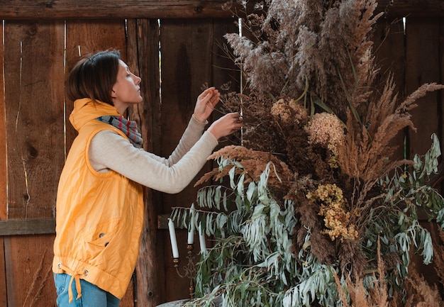 Florista elegante decora a composição com flores secas