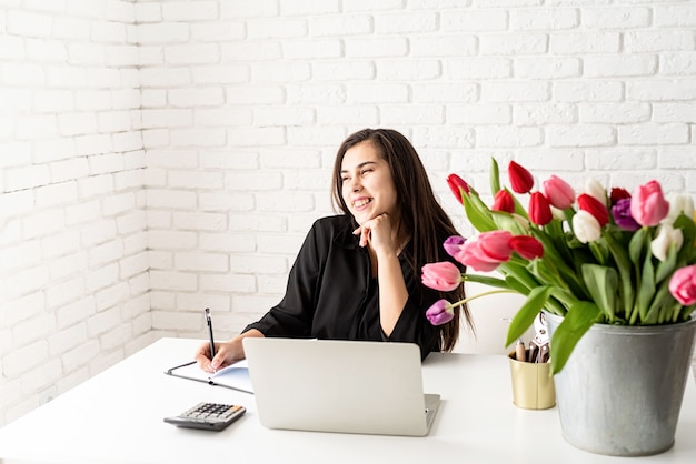 florista empresária escrevendo no caderno