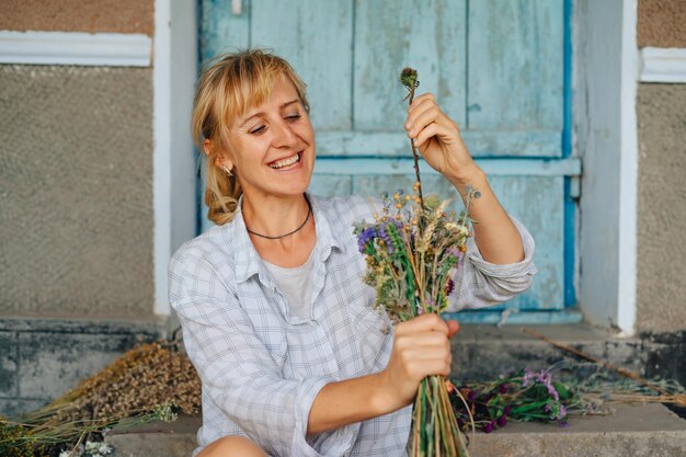 Florista faz uma composição de flores secas