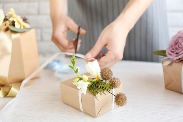 Florista fazendo bela composição com flores