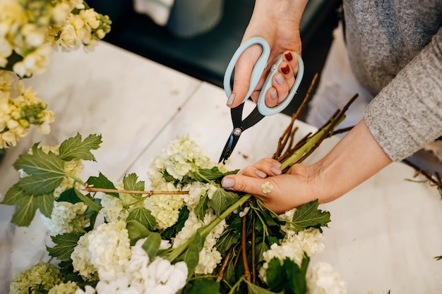 Florista fazendo buquê em floricultura