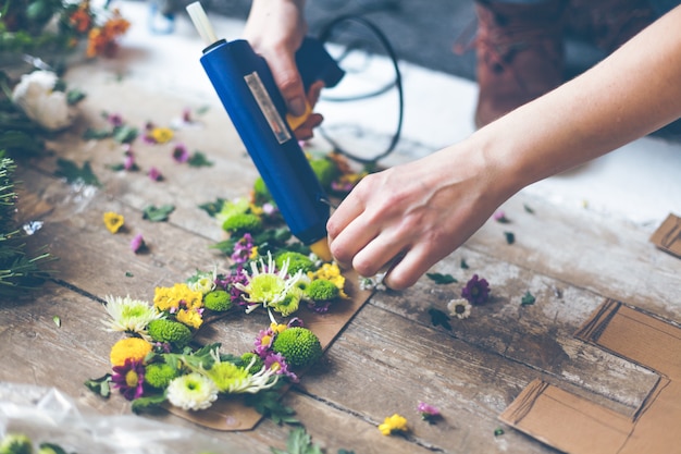 Florista fazendo decoração de flores