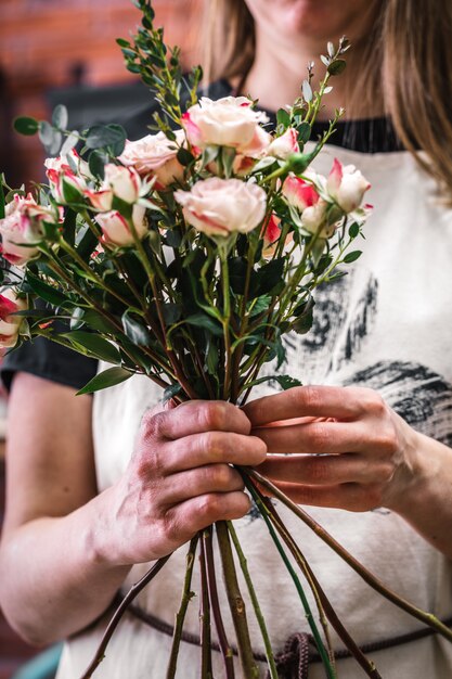 Florista fazendo lindo buquê