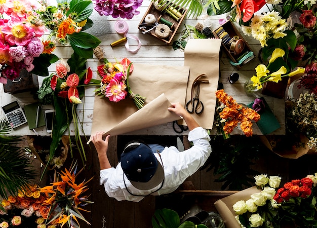 Florista, fazendo um arranjo de flores em uma loja de flores