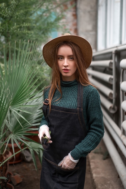 Florista feminina com uma pá nas mãos