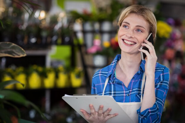 Florista feminina falando no celular