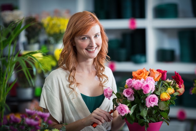 Florista feminina preparando buquê de flores