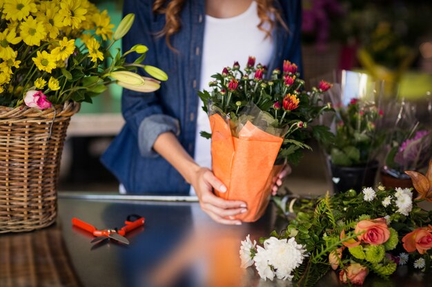 Florista feminina segurando o buquê de flores