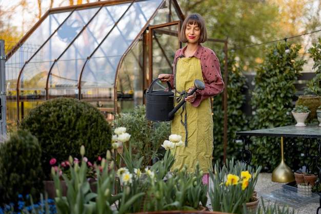 Florista joven en un hermoso jardín