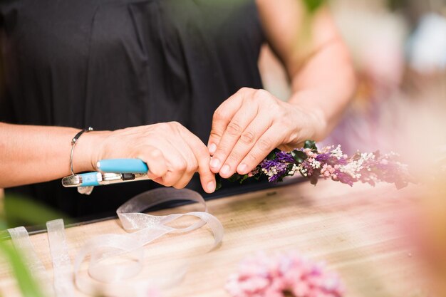 Florista mãos detalhe arranjo flores decoração mulher proprietária negócio planta loja trabalhador