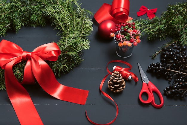 Florista mãos fazendo guirlanda de Natal