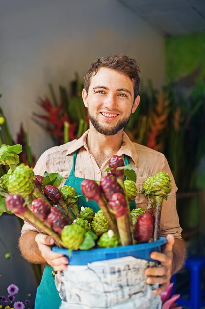 Foto florista masculina feliz