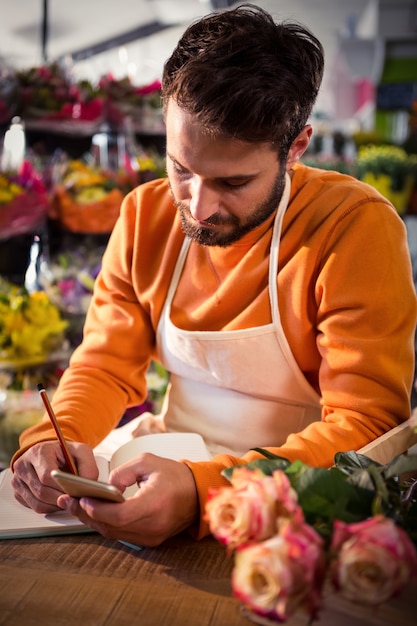 Florista masculino observando orden en lácteos