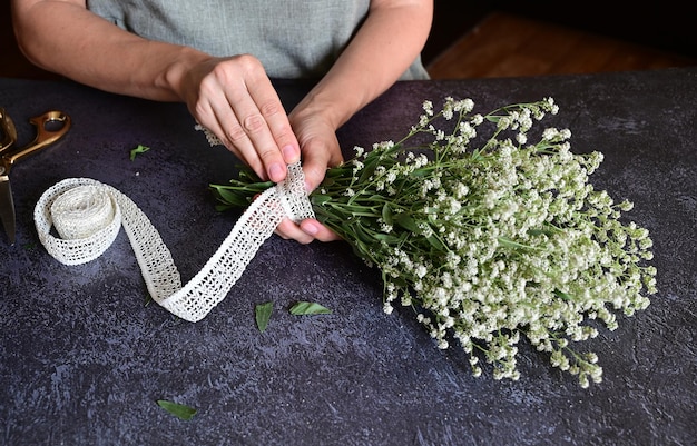 Florista no trabalho Como fazer guirlanda de casamento gypsophila paniculata tutorial passo a passo